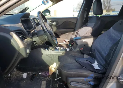 2015 Jeep Cherokee Latitude z USA, uszkodzony, nr VIN 1C4PJLCB2FW636984